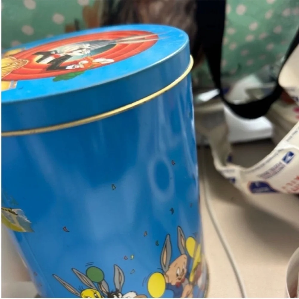 Warner Bros. Bugs Bunny Birthday Tin - Blue